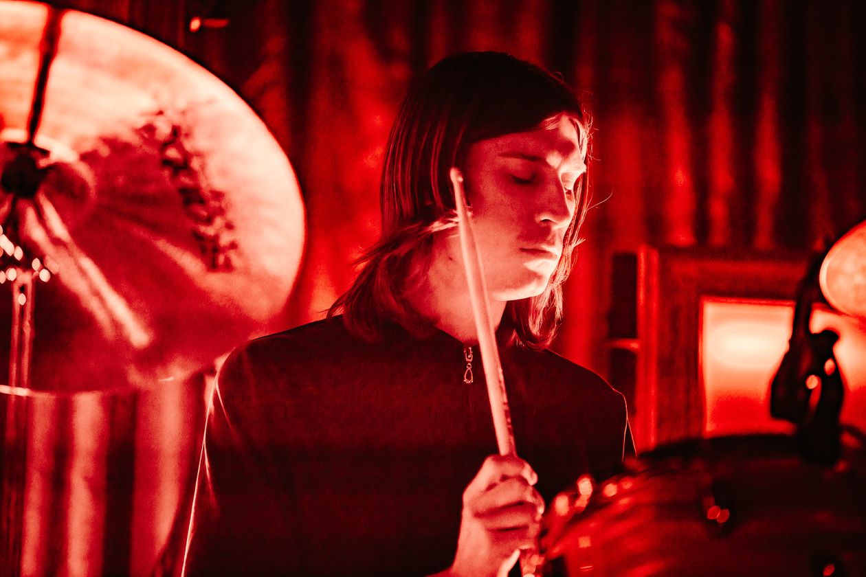 Betterov – Mit Tiefgang ins Indieversum: der Thüringer mit Band live. – Drums.