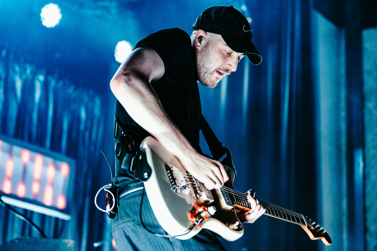 Betterov – Mit Tiefgang ins Indieversum: der Thüringer mit Band live. – Gitarre.