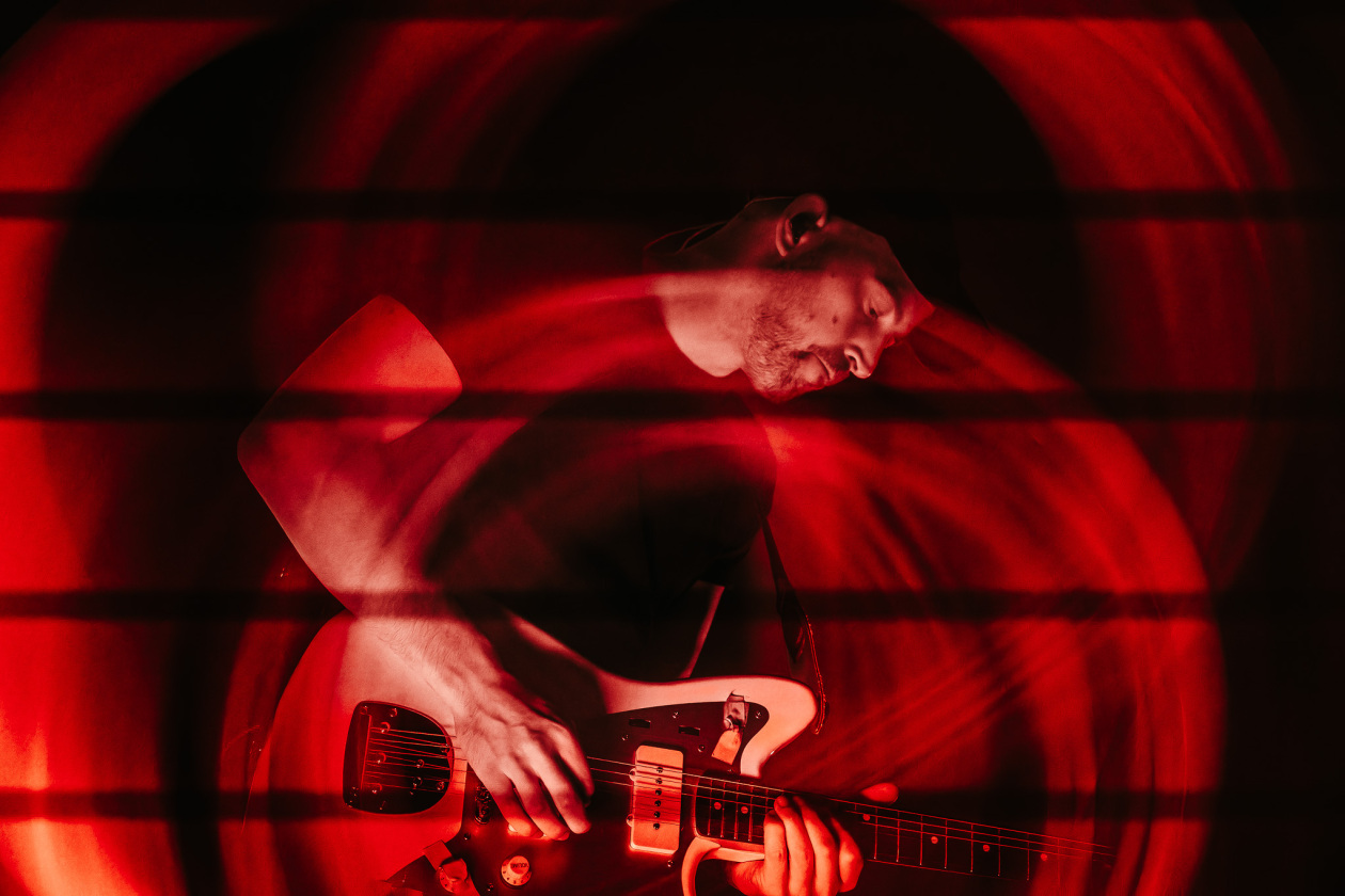 Betterov – Mit Tiefgang ins Indieversum: der Thüringer mit Band live. – Gitarre.