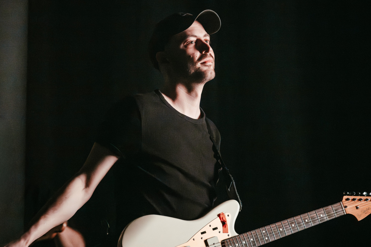 Betterov – Mit Tiefgang ins Indieversum: der Thüringer mit Band live. – Gitarre.