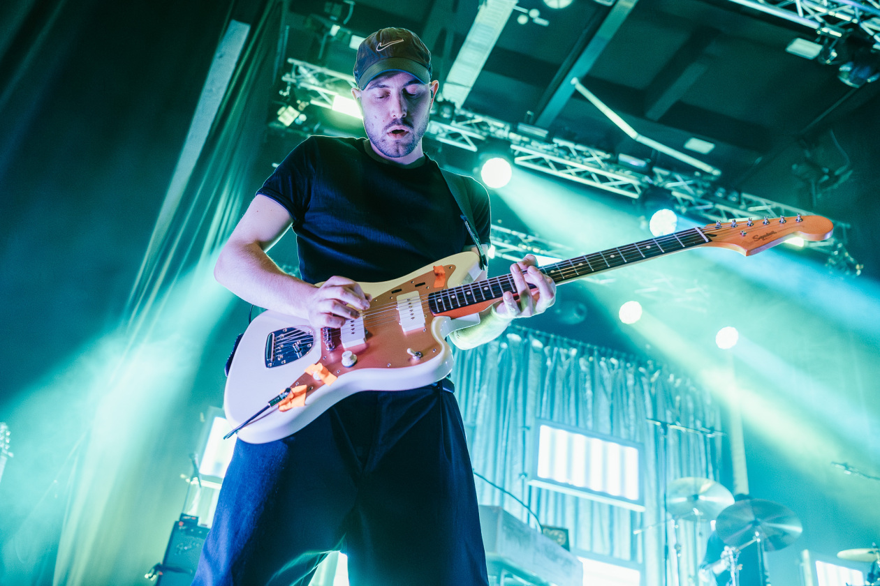 Betterov – Mit Tiefgang ins Indieversum: der Thüringer mit Band live. – Gitarre.