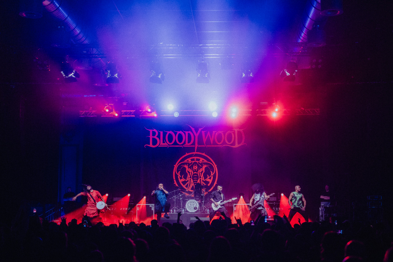 Ein wilder Ritt von Neu-Delhi bis Berlin: Brutaler Groove-Metal mit indischen Wurzeln. – Bloodywood.