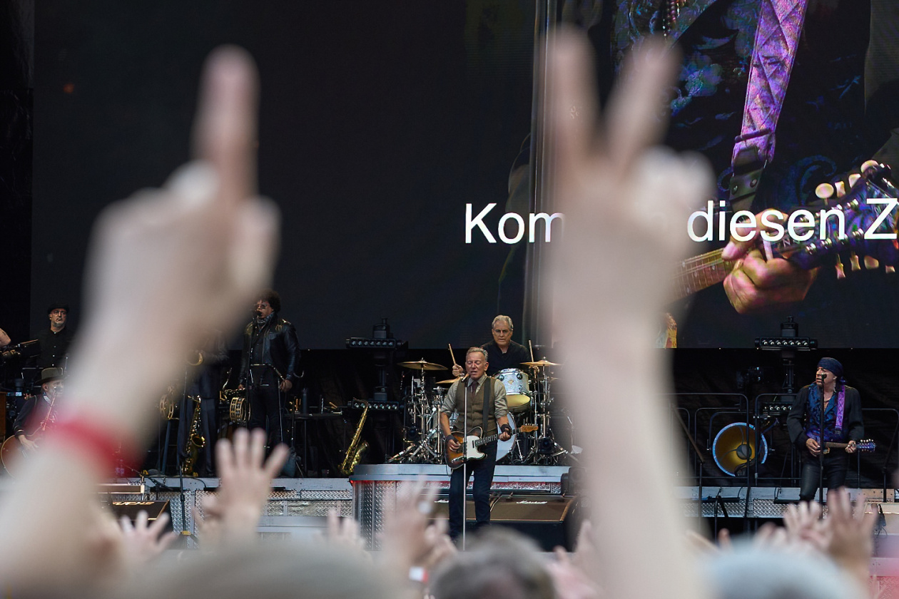 Bruce Springsteen – Der Boss beim ersten Tourstopp in Deutschland im Rahmen seiner Europatour. – Mit Untertiteln.