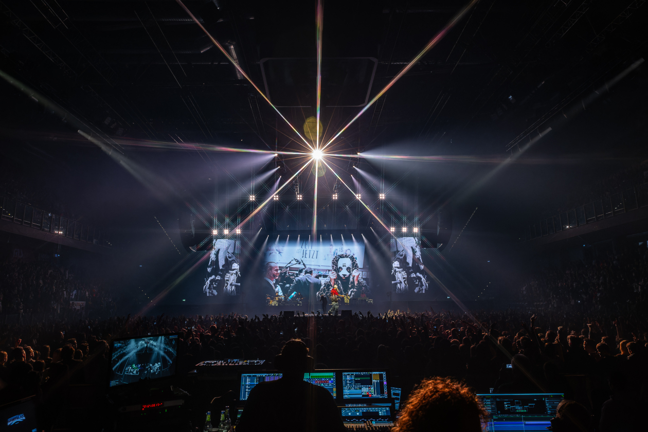 Auf "Chronicles"-Tour Tausende Fans feiern in der ausverkauften Arena. – Cro.