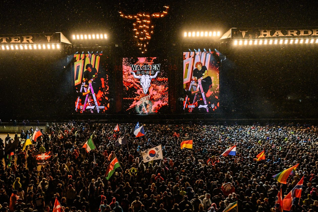 Die Amerikaner traten zum ersten Mal in ihrer seit Jahrzehnten andauernden Karriere in Wacken auf. – Def Leppard.