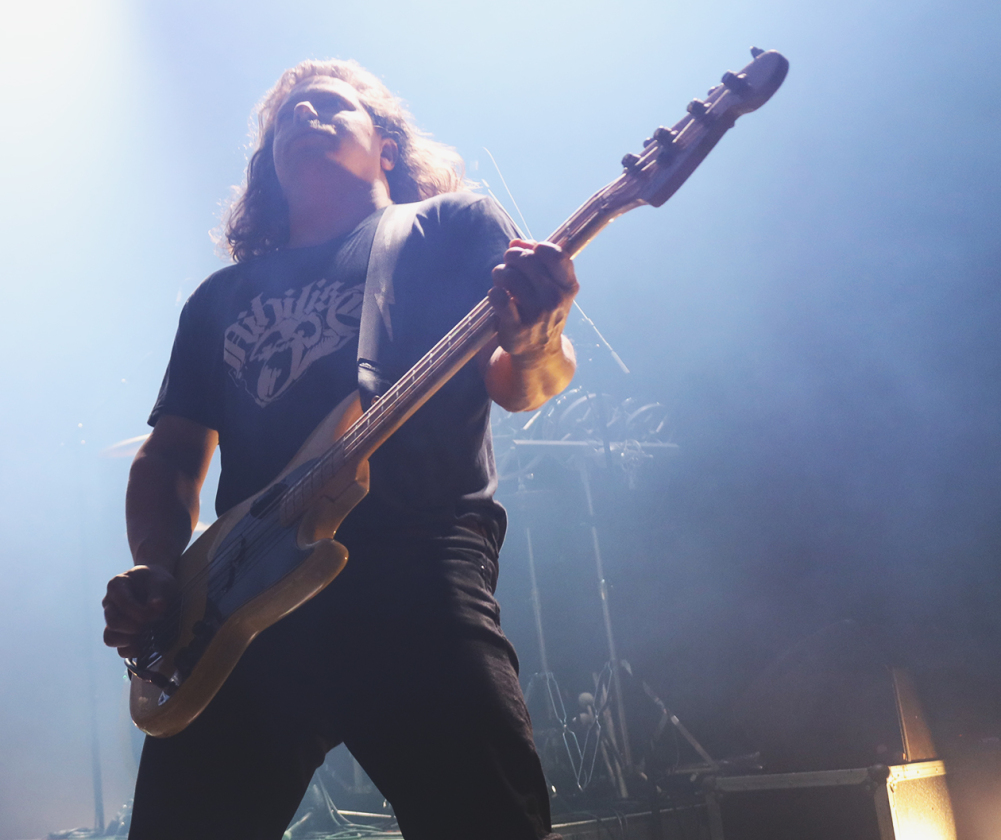 Die Nerven – Kevin Kuhn, Julian Knoth und Max Rieger auf  "Live Aus Dem Elfenbeinturm"-Tour im ausverkauften Gloria: Noise-Wut und Flucht vor Wirklichkeit. – Julian Konth.