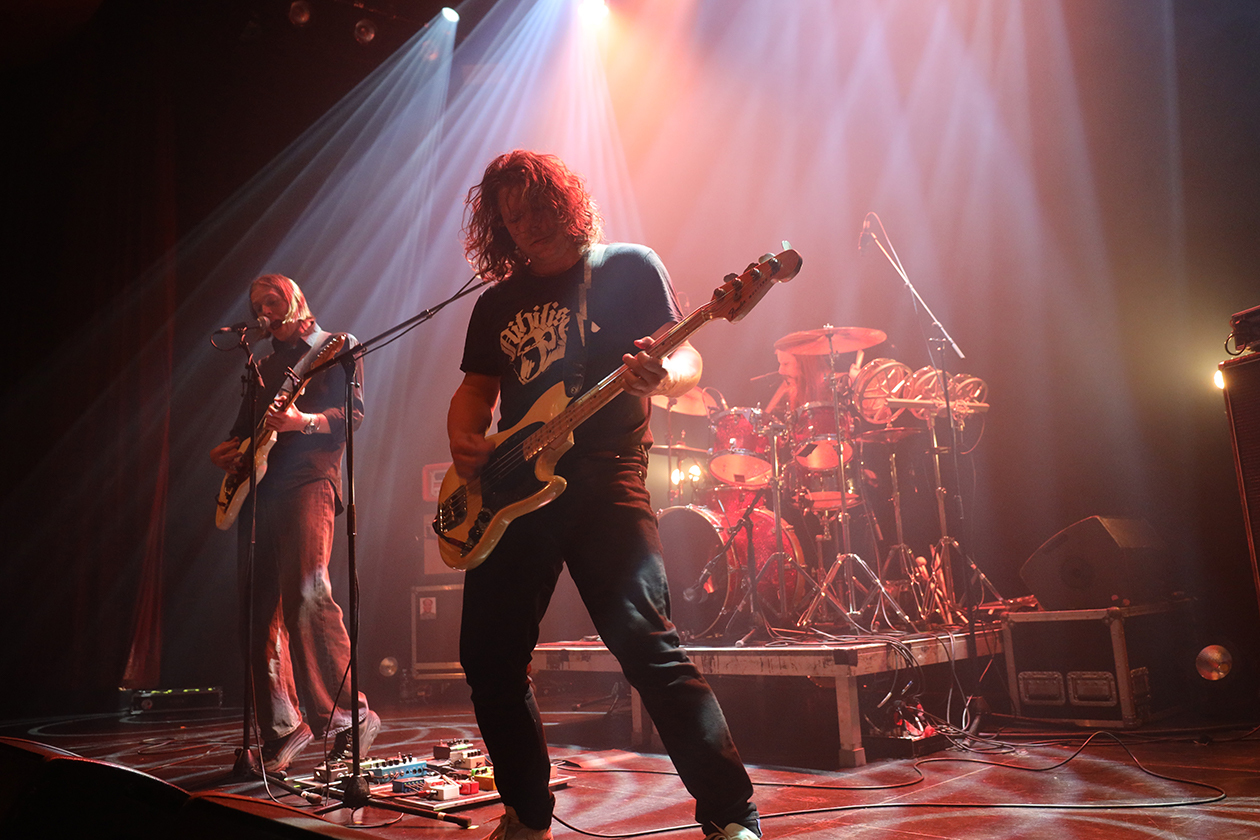 Die Nerven – Kevin Kuhn, Julian Knoth und Max Rieger auf  "Live Aus Dem Elfenbeinturm"-Tour im ausverkauften Gloria: Noise-Wut und Flucht vor Wirklichkeit. – Let The Be Rock.