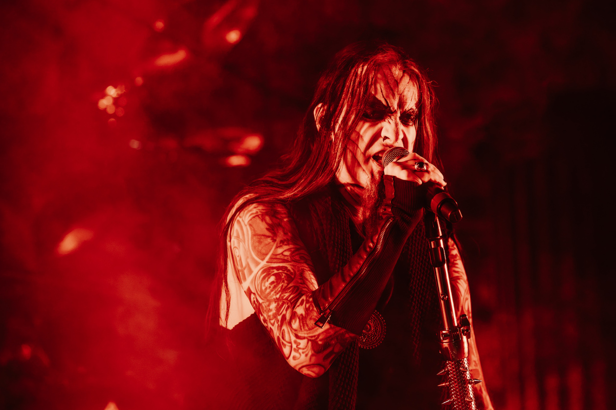 Die Norweger auf rabenschwarzer Tour mit Behemoth. – Dimmu Borgir.