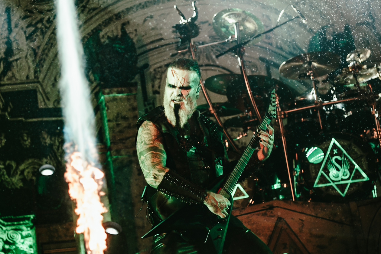 Die Norweger auf rabenschwarzer Tour mit Behemoth. – Dimmu Borgir.