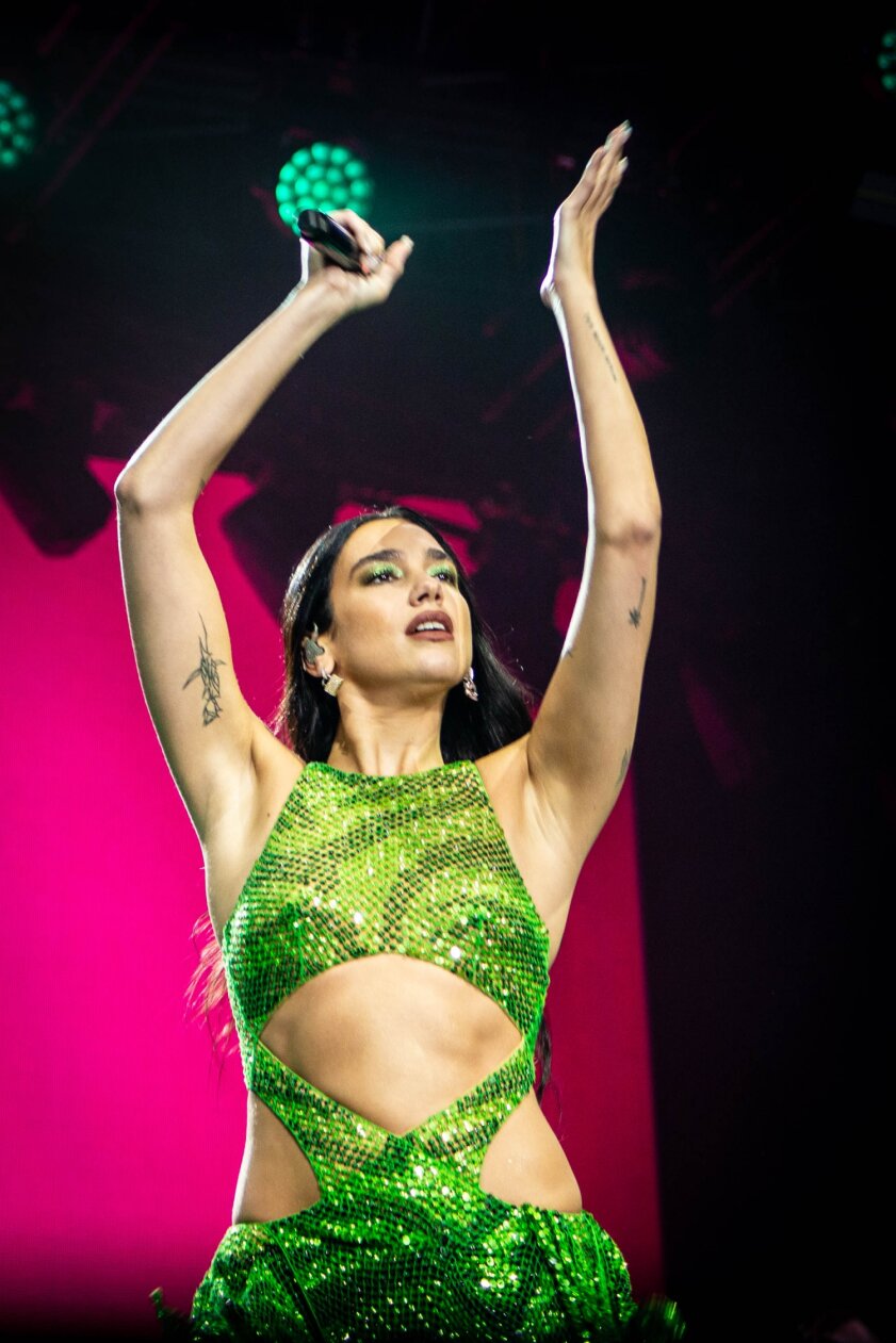 Dua Lipa kehrt als Headlinerin zum Roskilde Festival zurück. – Clap your hands!