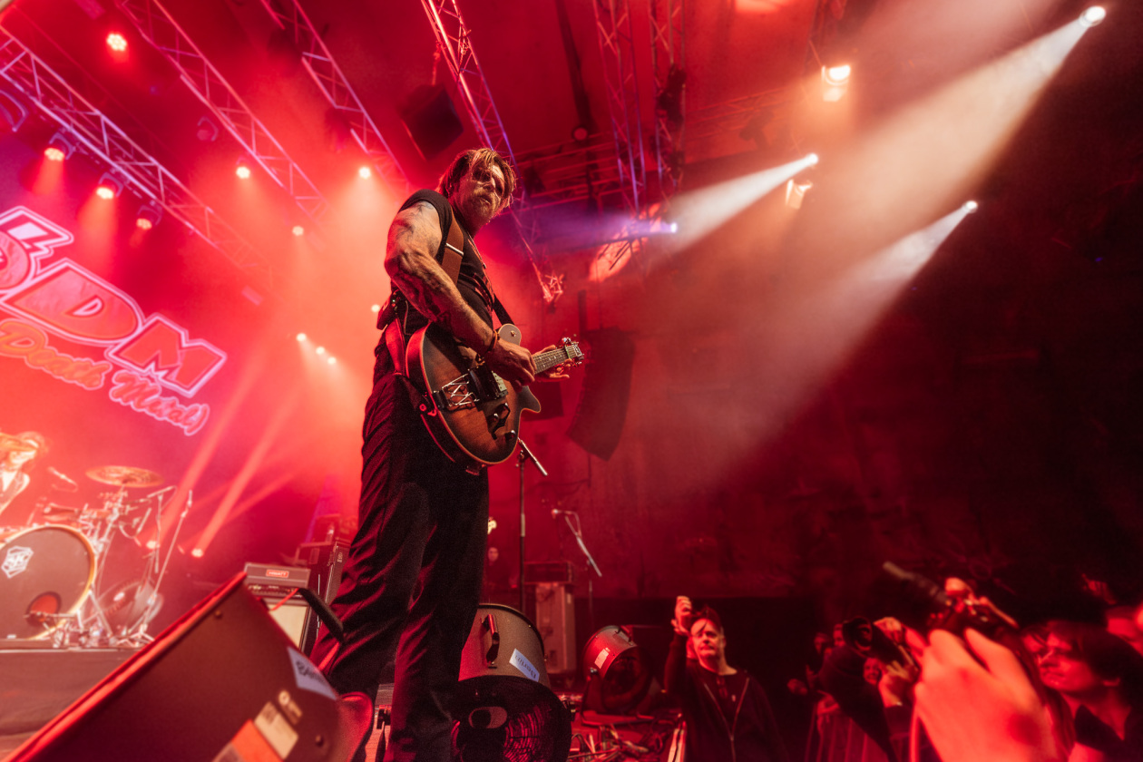 Liebe für alle von Jesse Hughes und Co. im proppevollen Kesselhaus. – Eagles Of Death Metal.