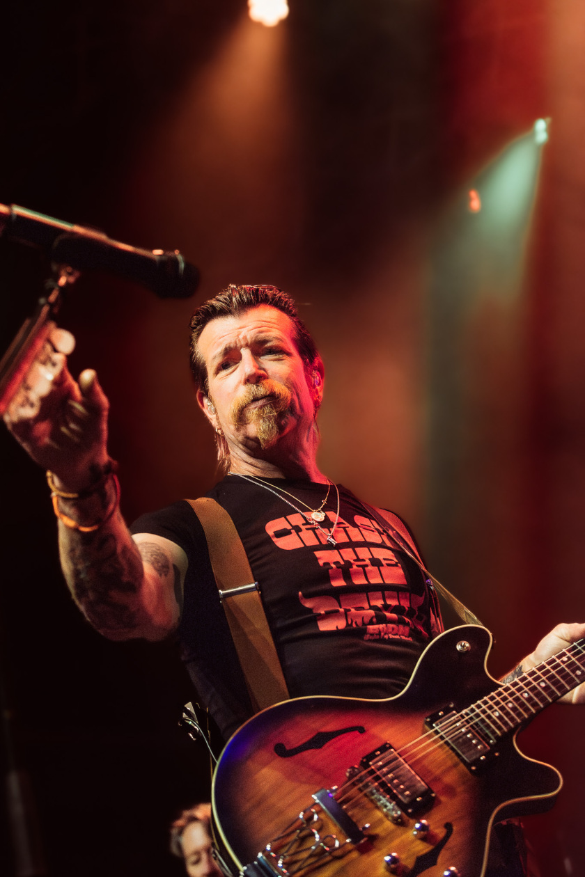 Eagles Of Death Metal – Liebe für alle von Jesse Hughes und Co. im proppevollen Kesselhaus. – Jesse.