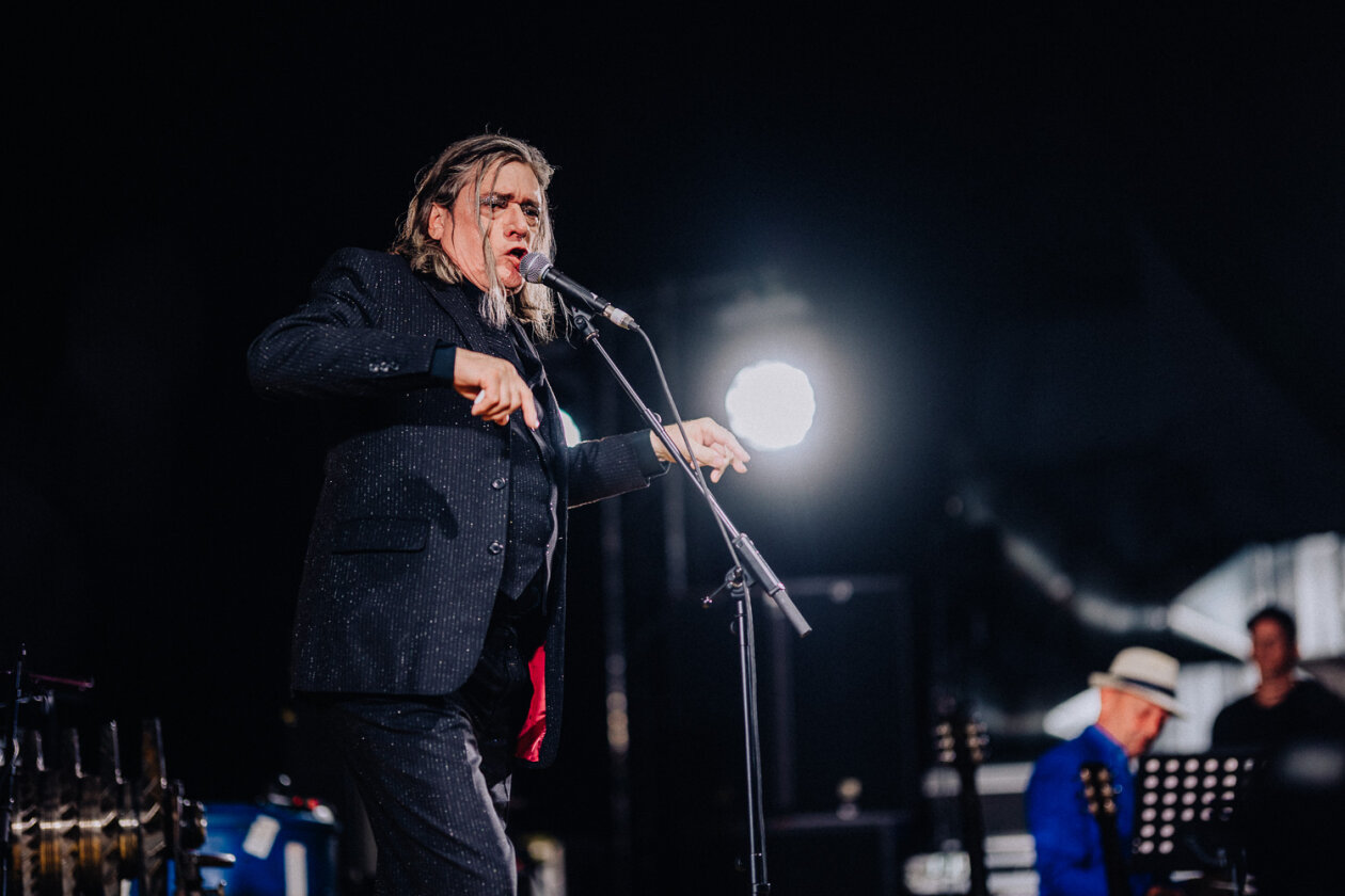 Einstürzende Neubauten – Blixa Bargeld und Band lieferten die erwartbar intensive Erfahrung. – Blixa Bargeld,