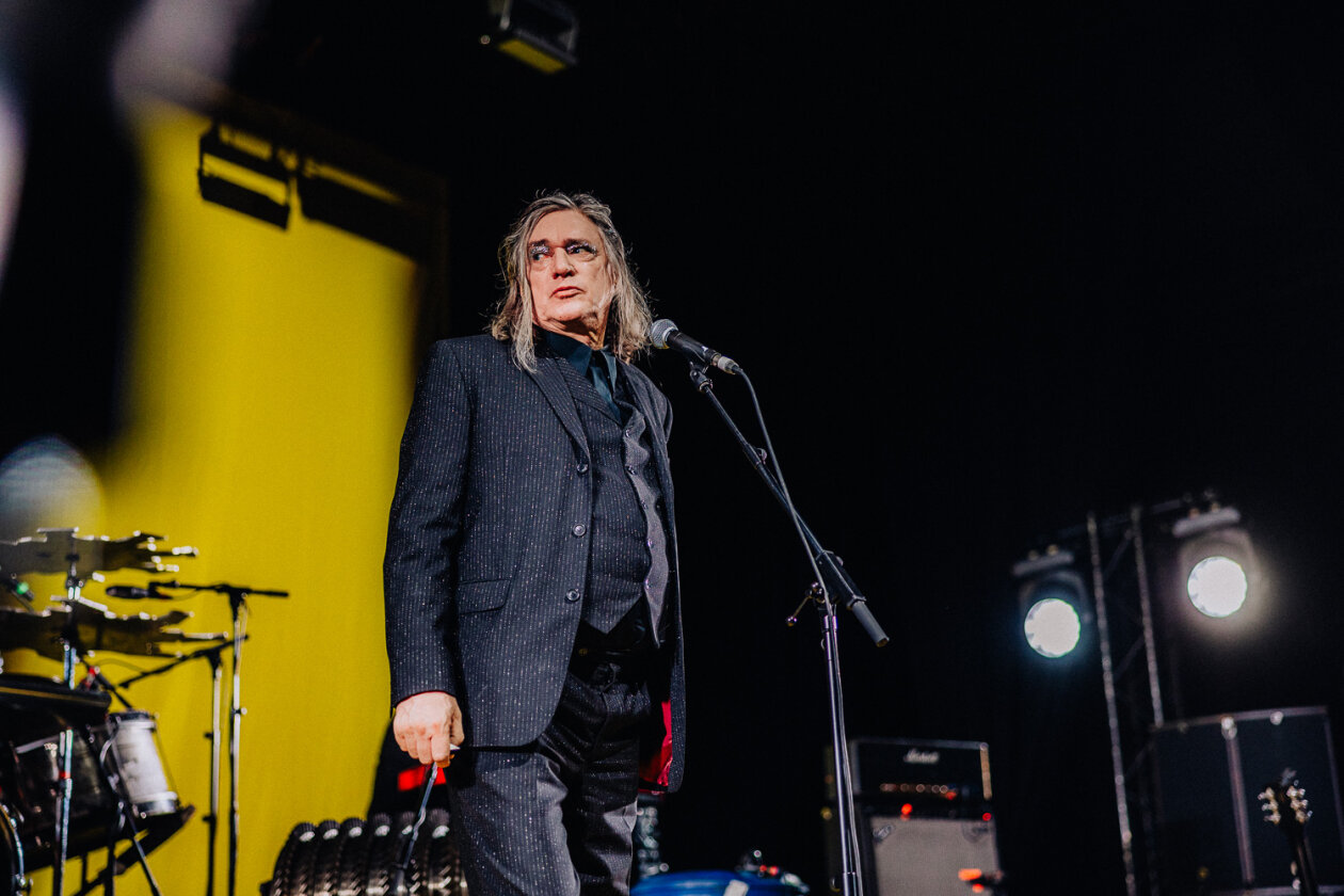 Einstürzende Neubauten – Blixa Bargeld und Band lieferten die erwartbar intensive Erfahrung. – Blixa Bargeld,