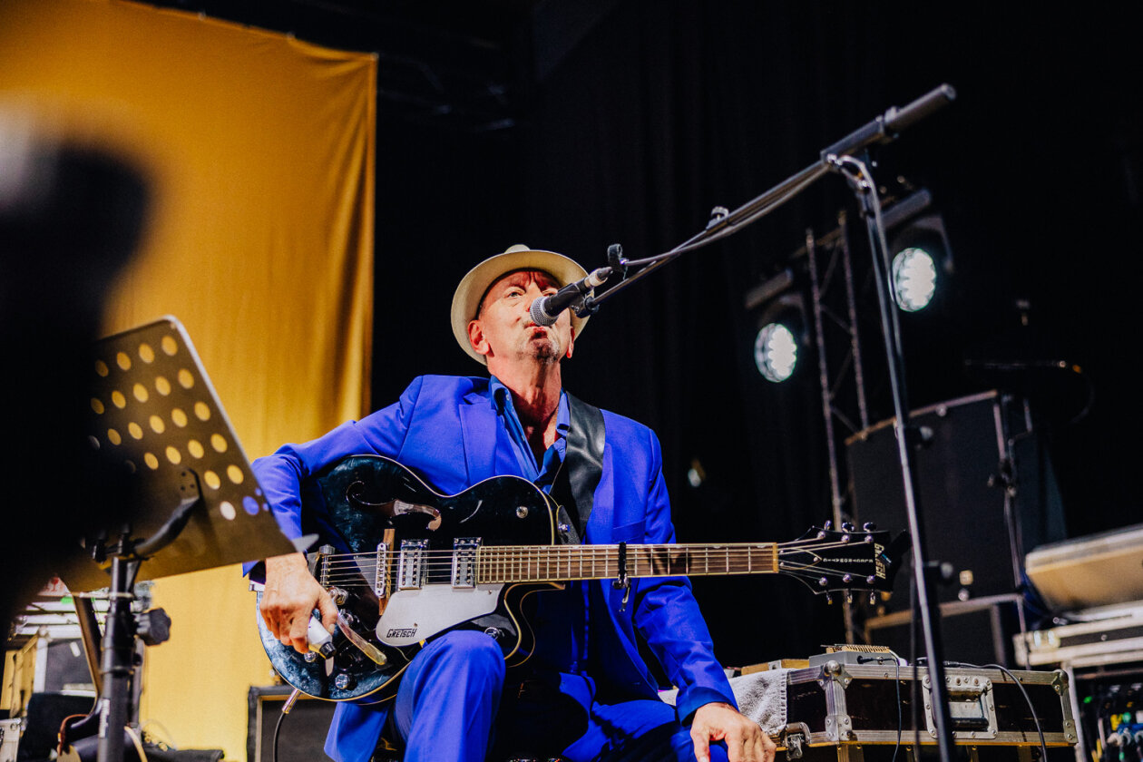 Einstürzende Neubauten – Blixa Bargeld und Band lieferten die erwartbar intensive Erfahrung. – Jochen Arbeit.