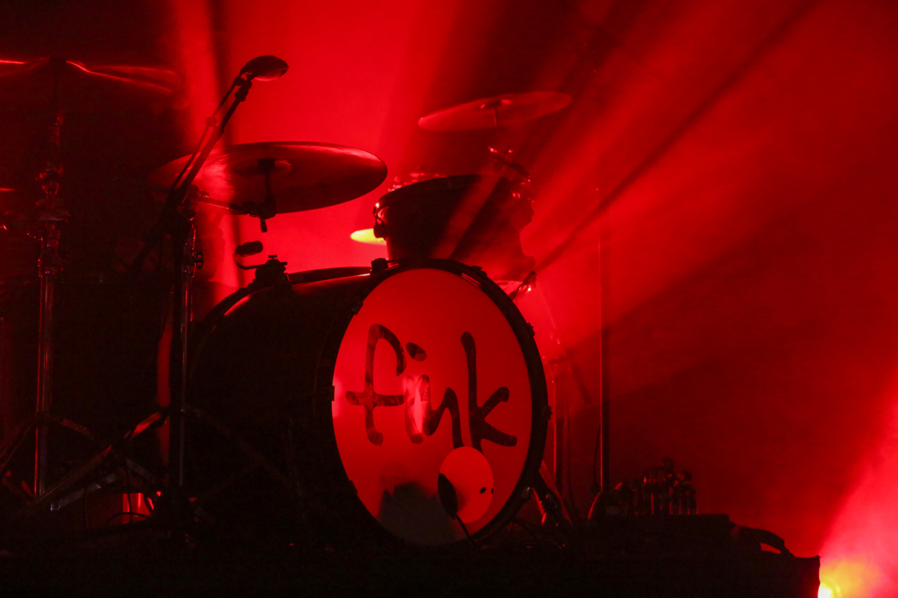 Fink (UK) – Mit dem aktuellen Album "The City Is Coming To Erase It All" auf Europatour. – Fink.