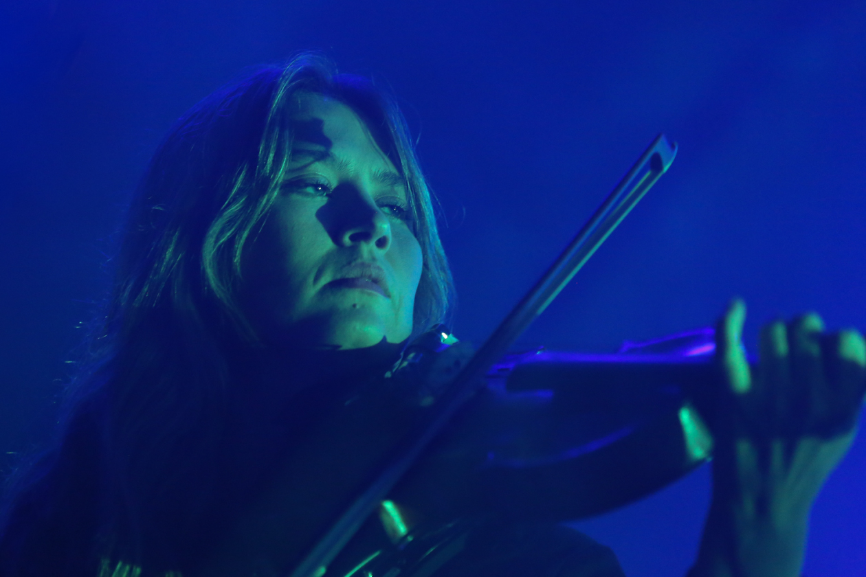 Fink (UK) – Mit dem aktuellen Album "The City Is Coming To Erase It All" auf Europatour. – Charlotte Schnurr.