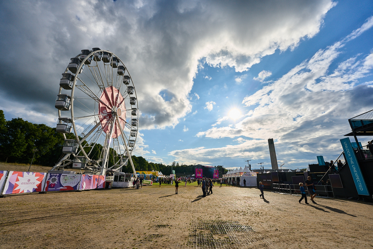 Benson Boone, Raye, Juli, Mother Mother etc. on stage. – Am Sonntag spielte das Wetter mit.
