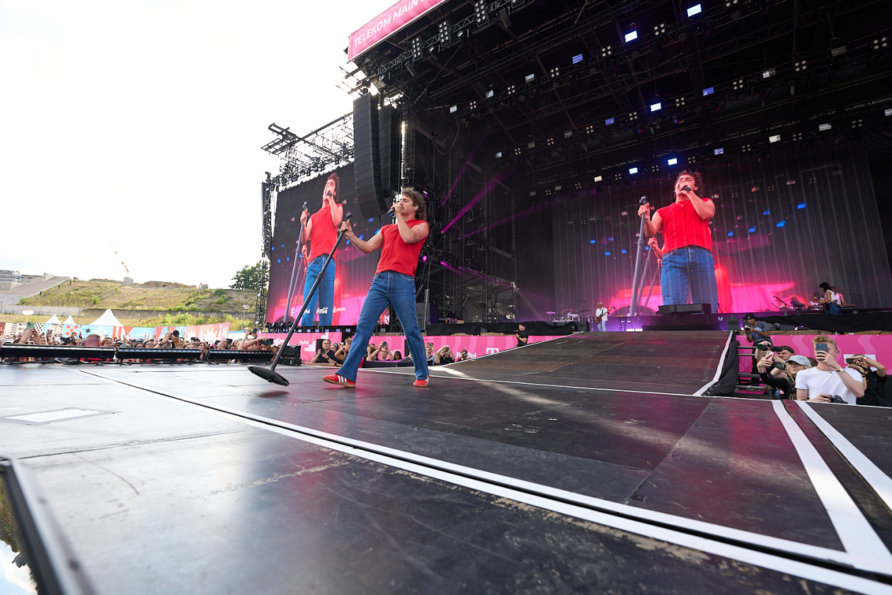 Benson Boone, Raye, Juli, Mother Mother etc. on stage. – Benson Boone.