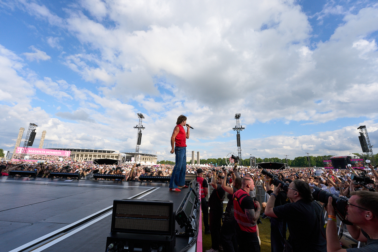 Benson Boone, Raye, Juli, Mother Mother etc. on stage. – Benson Boone.