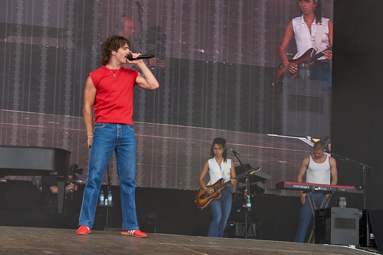 Benson Boone, Raye, Juli, Mother Mother etc. on stage. – Benson Boone.