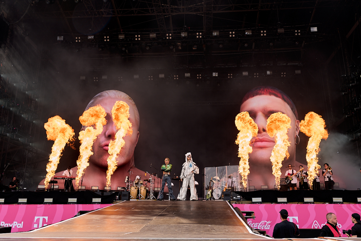 Benson Boone, Raye, Juli, Mother Mother etc. on stage. – Ca7riel & Paco Amoroso