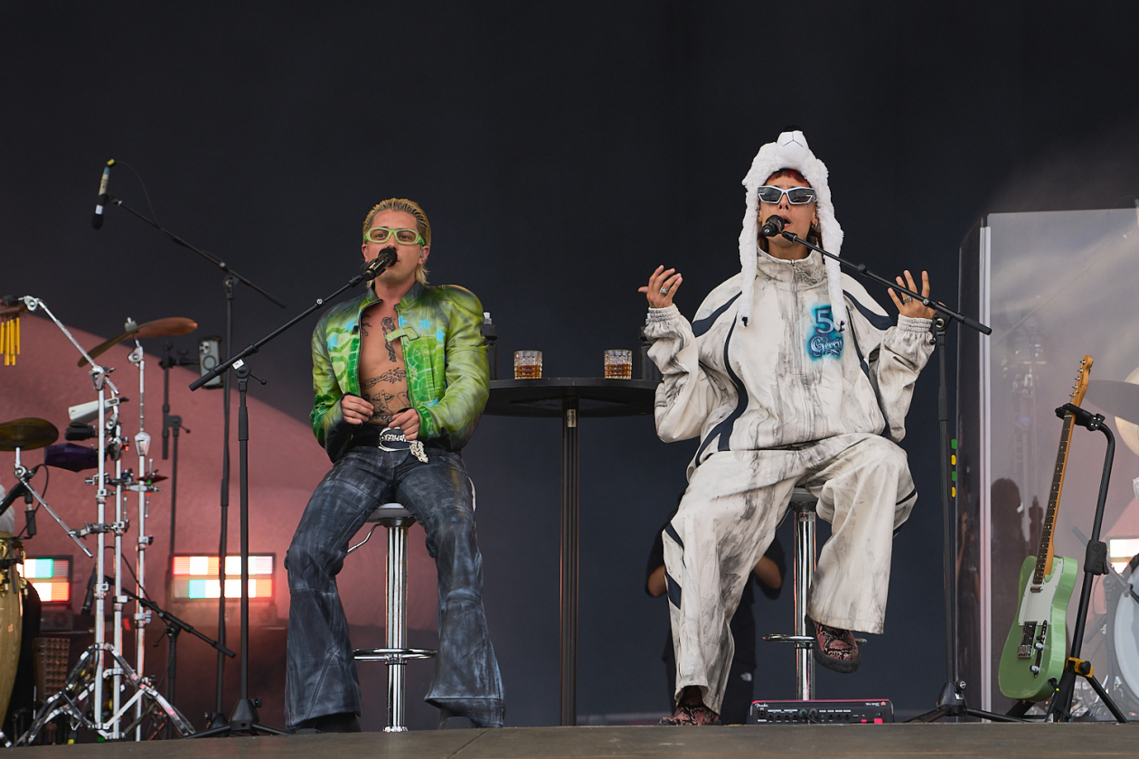 Benson Boone, Raye, Juli, Mother Mother etc. on stage. – Ca7riel & Paco Amoroso.