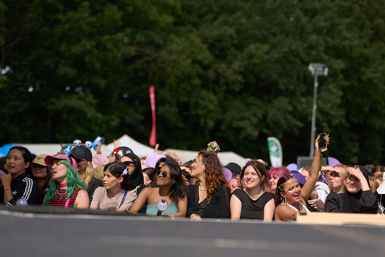Benson Boone, Raye, Juli, Mother Mother etc. on stage. – Die gute Laune ist da!
