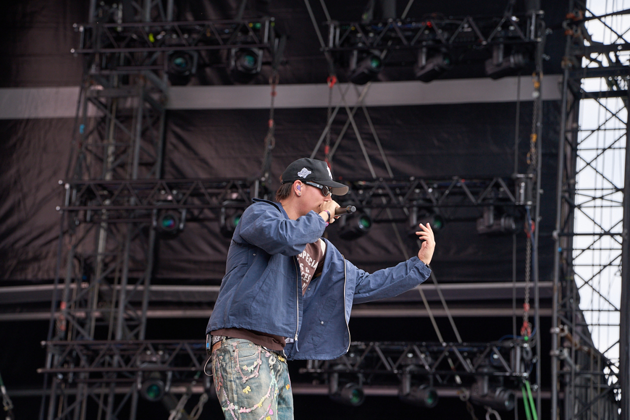 Benson Boone, Raye, Juli, Mother Mother etc. on stage. – Joey Valence & Brae.