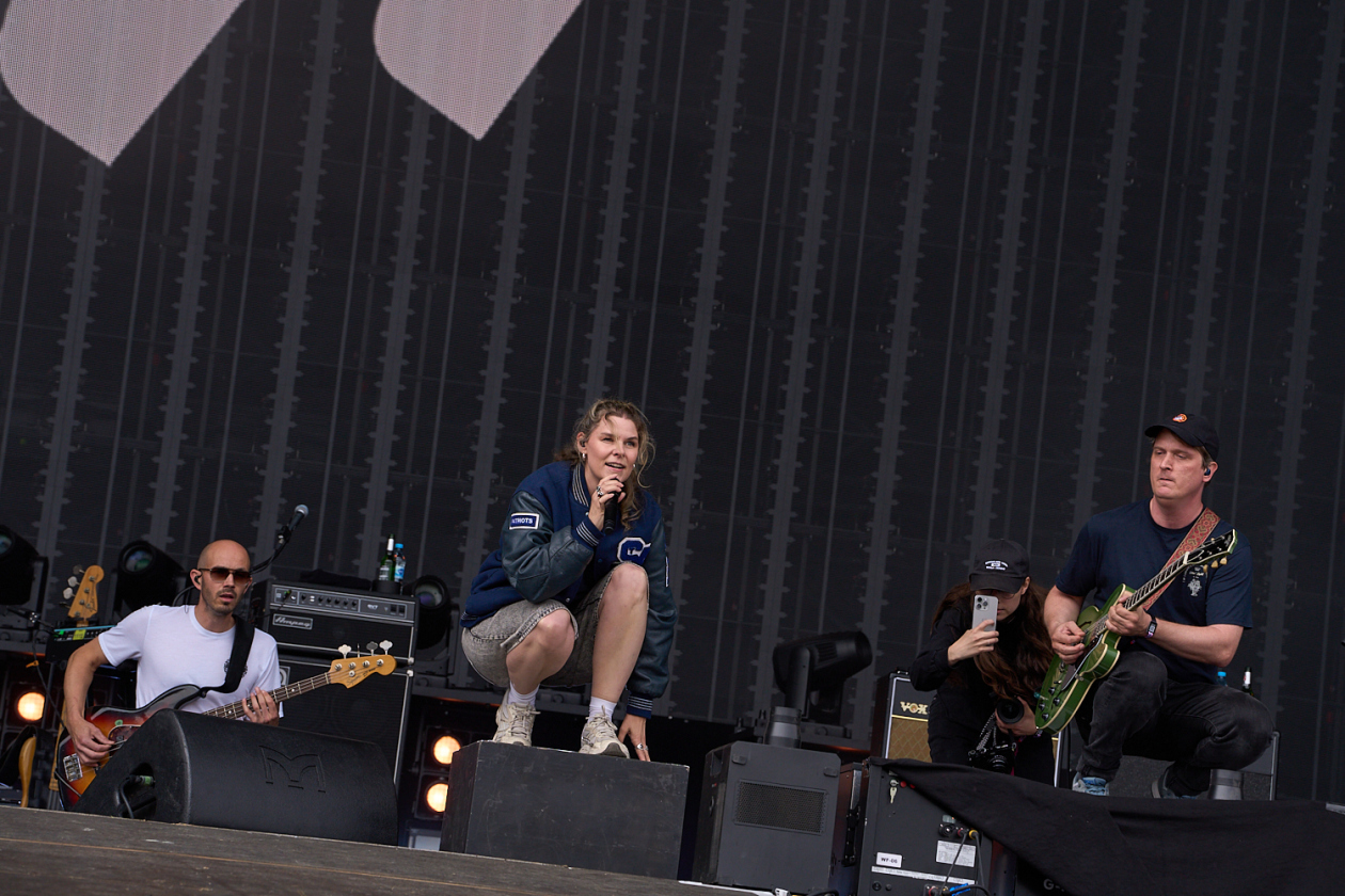 Benson Boone, Raye, Juli, Mother Mother etc. on stage. – Juli.