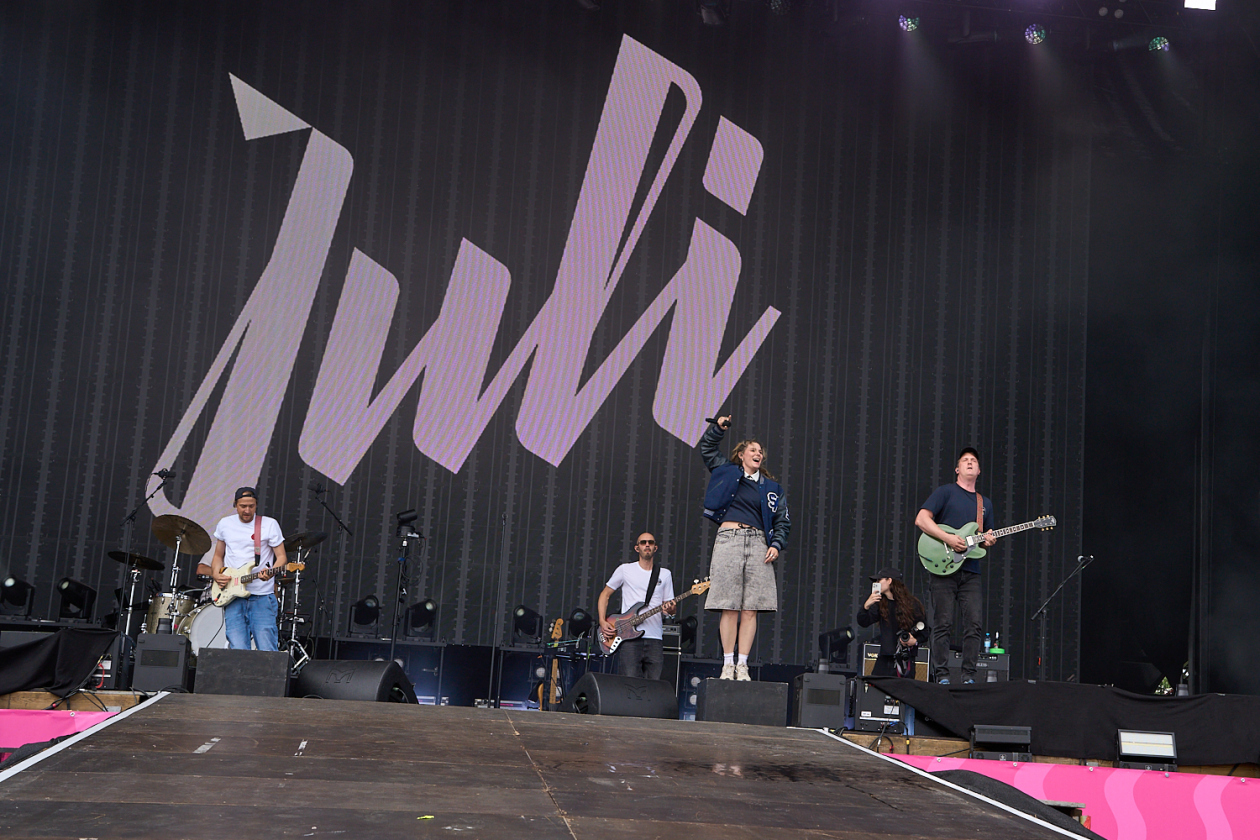 Benson Boone, Raye, Juli, Mother Mother etc. on stage. – Juli.