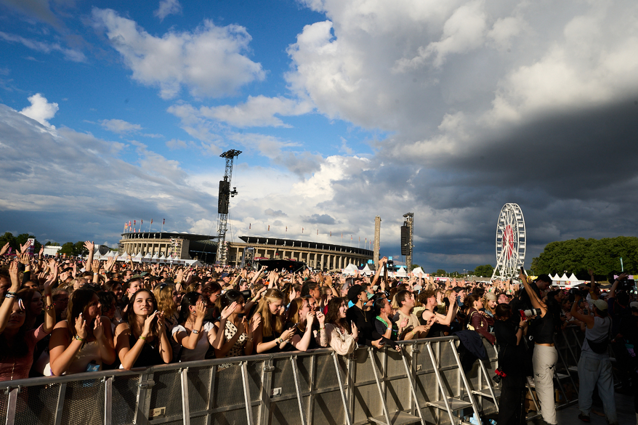 Benson Boone, Raye, Juli, Mother Mother etc. on stage. – Lollapalooza!