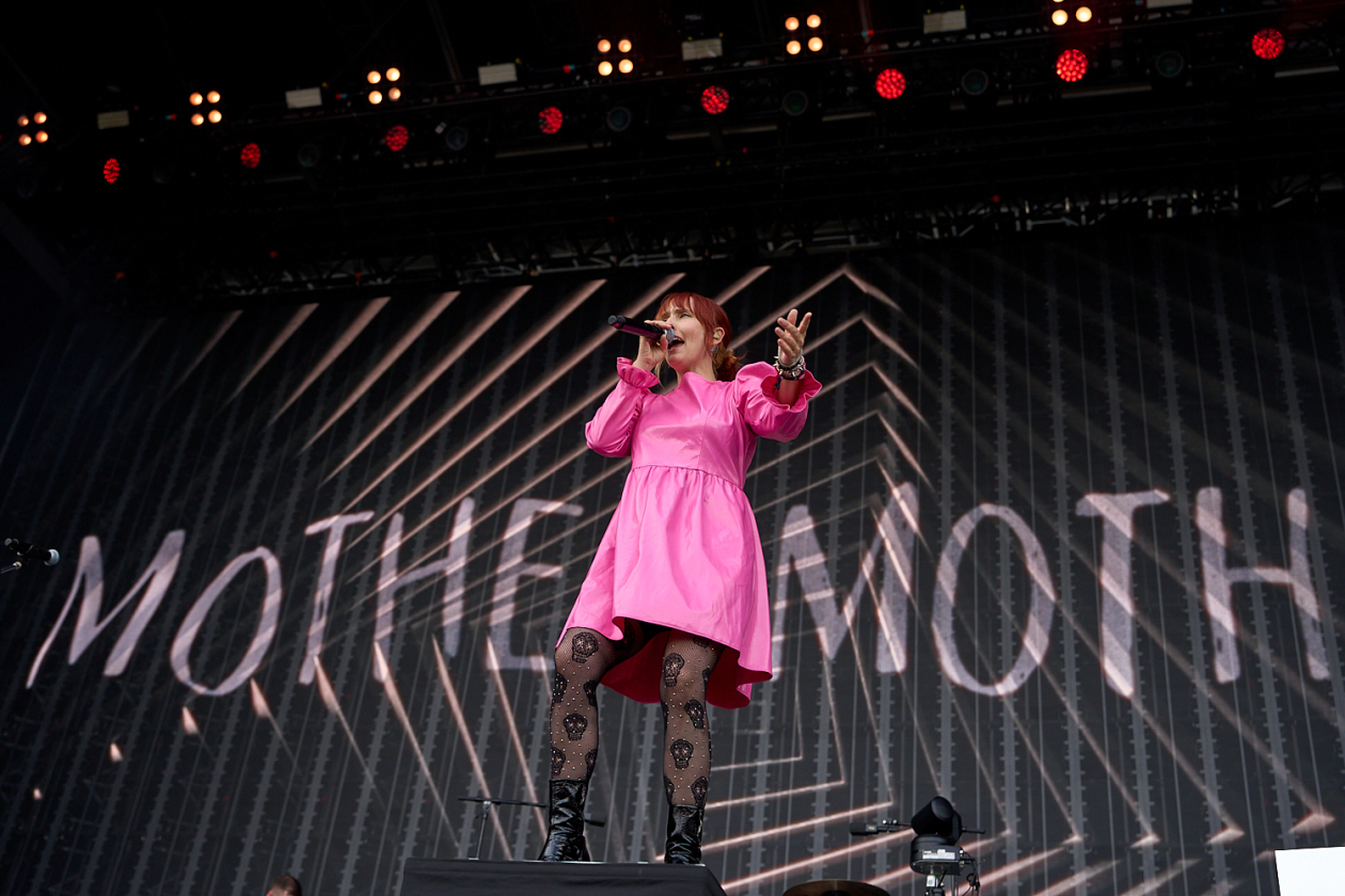 Benson Boone, Raye, Juli, Mother Mother etc. on stage. – Mother Mother.