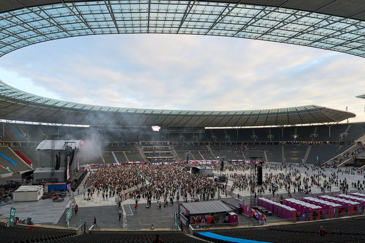 Benson Boone, Raye, Juli, Mother Mother etc. on stage. – Stadionatmo.