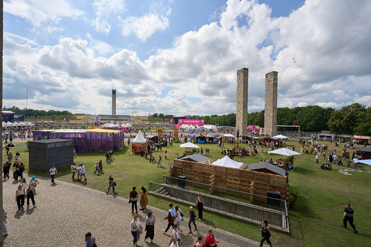 Benson Boone, Raye, Juli, Mother Mother etc. on stage. – Der zweit Festivaltag zeigt sich ...
