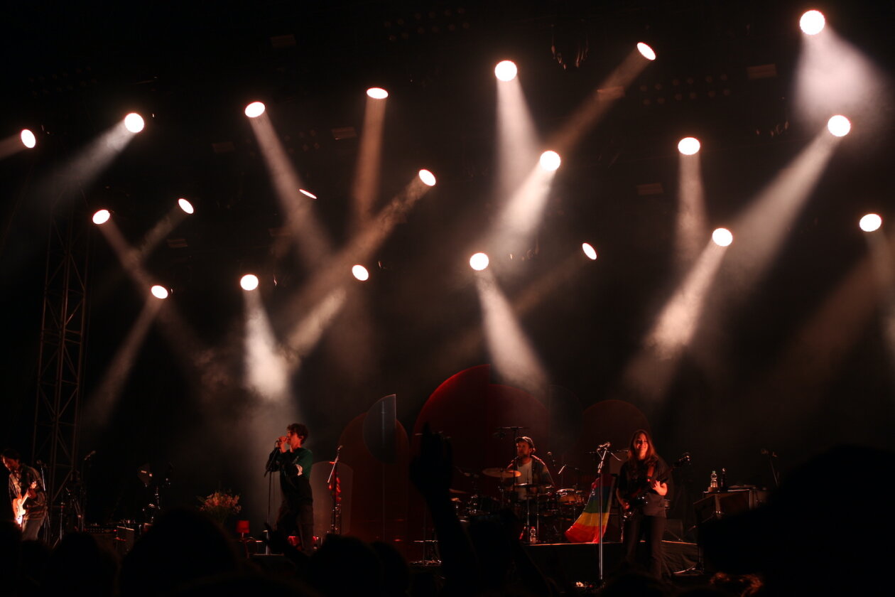 Sommer, Sonne, Party im Bodenseestadion mit Kraftkluv, AnnenMayKantereit, Juju, Provinz, Faber u.a. – Scheinwerfer an für AnnenMayKantereit.