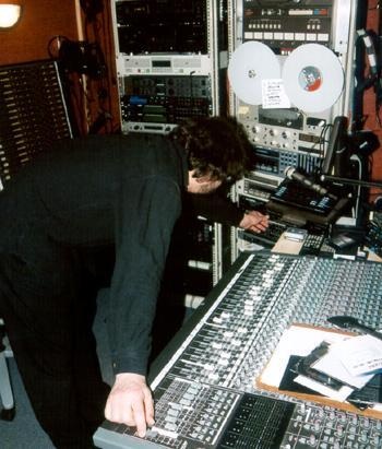 ...den Reglern im Studio...