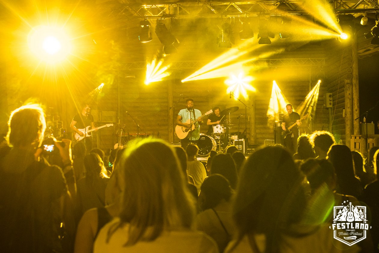 Kelvin Jones, Alex Clare, Lemo u.a. bei der Erstauflage in Mayrhofen. – Kelvin Jones beim Festland Music Festival.