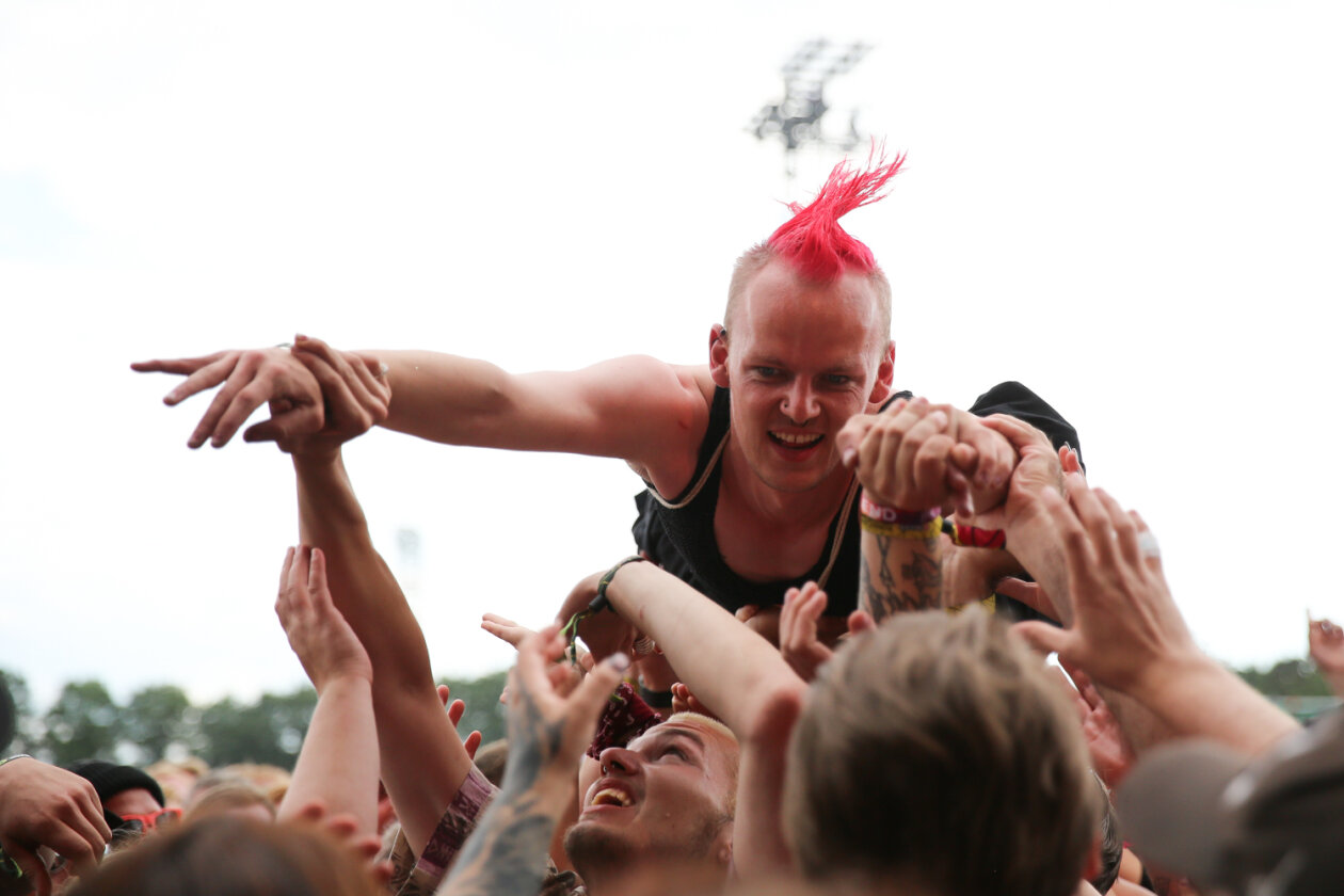 Der Festivaltsonntag ließ die Fans noch einmal ausrasten: Bring Me The Horizon, Deichkind, Feine Sahne Fischfielt, Sum 41, The Offspring u.a. – Crowdsurfer.