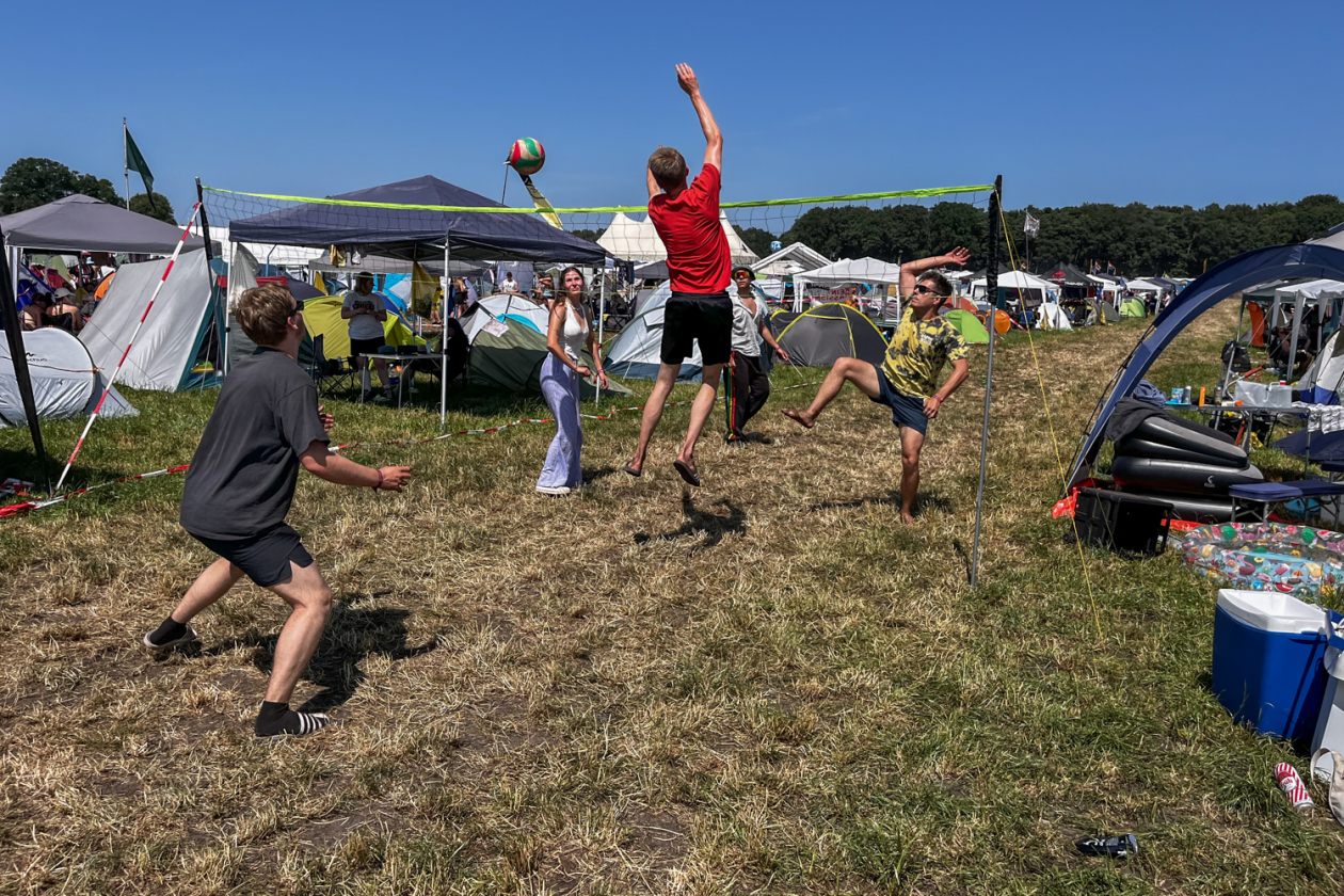 Sonne satt in Scheeßel: Rise Against, Electric Callboy, Biffy Clyro, Olli Schulz, The Prodigy, Hot Water Music u.a. – Balljungen.