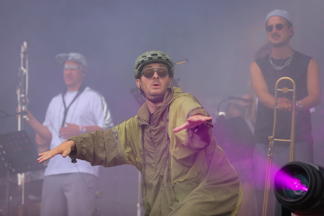 Sonne satt in Scheeßel: Rise Against, Electric Callboy, Biffy Clyro, Olli Schulz, The Prodigy, Hot Water Music u.a. – Jan Böhmermann & Das RTO Ehrenfeld.