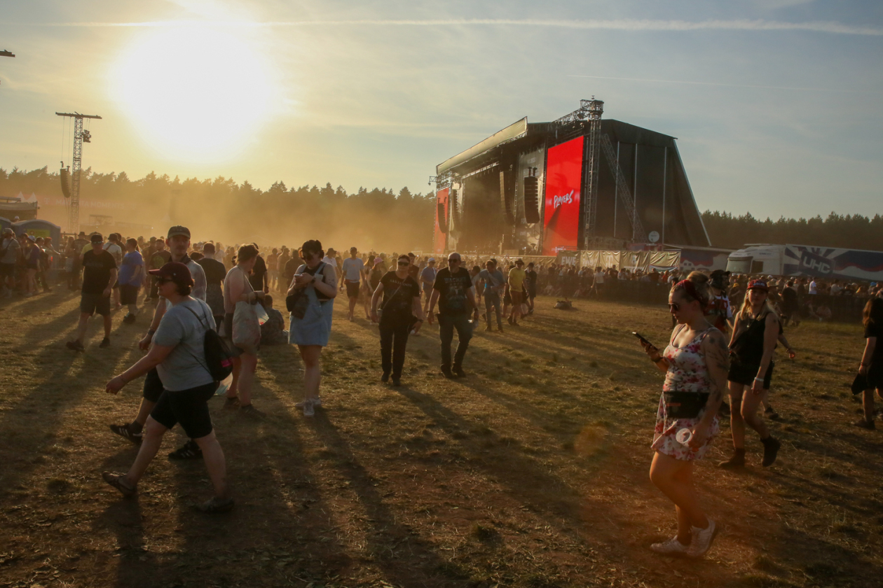 Sonne satt in Scheeßel. Es ist angerichtet!: Rise Against, Biffy Clyro, Olli Schulz, Hot Water Music u.a. – Staubige Angelegenheit.