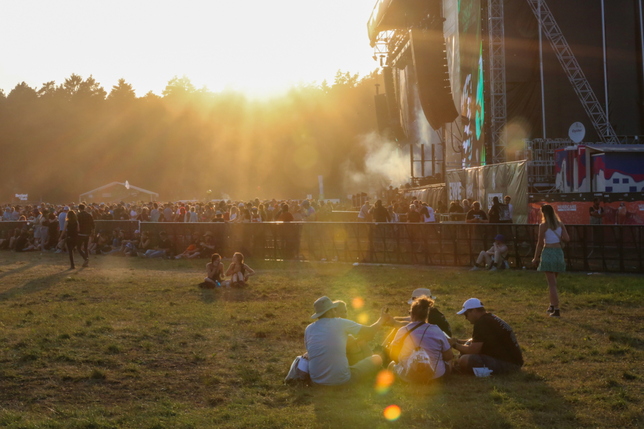 Sonne satt in Scheeßel. Es ist angerichtet!: Rise Against, Biffy Clyro, Olli Schulz, Hot Water Music u.a. – Der Tag geht, die Headliner kommen. 