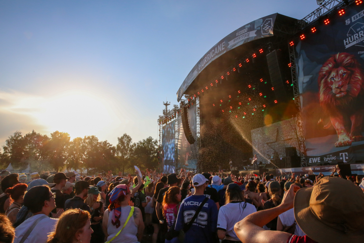 Sommer über dem Eichenring: Twenty One Pilots, Kraftklub, The Offspring, Donots, Yungblud, Nothing But Thieves u.a. feiern mit fast 80.000 Fans. – Abendstimmung.