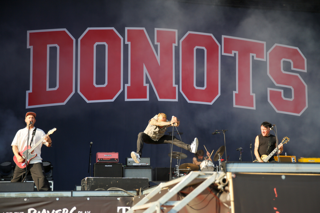 Sommer über dem Eichenring: Kraftklub, The Offspring, Donots, Yungblud u.a. feiern mit fast 80.000 Fans. – Donots.