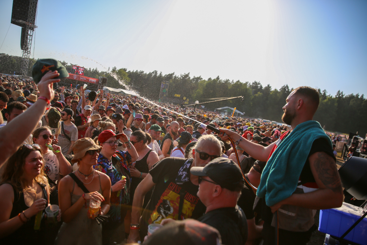 Sommer über dem Eichenring: Kraftklub, The Offspring, Donots, Yungblud u.a. feiern mit fast 80.000 Fans. – Mehr davon.