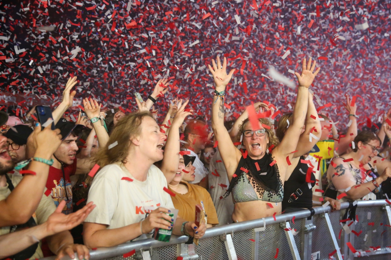 Sommer über dem Eichenring: Kraftklub, The Offspring, Donots, Yungblud u.a. feiern mit fast 80.000 Fans. – Mehr Lametta.