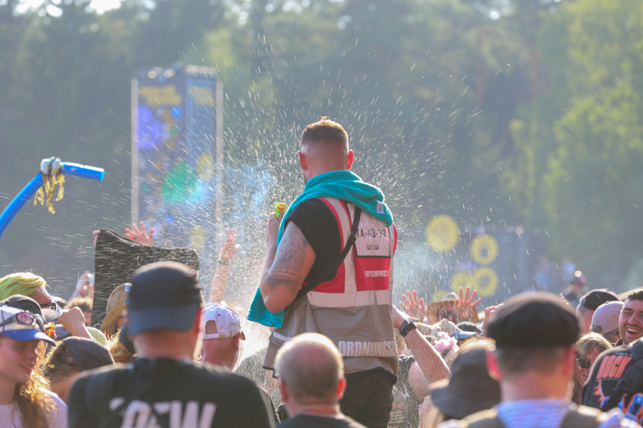 Sommer über dem Eichenring: Kraftklub, The Offspring, Donots, Yungblud u.a. feiern mit fast 80.000 Fans. – Mehr Wasser.