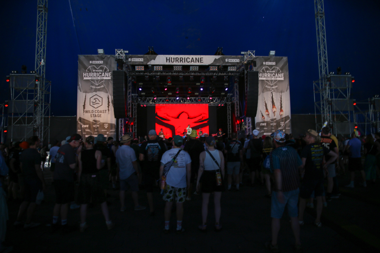 Sommer über dem Eichenring: Kraftklub, The Offspring, Donots, Yungblud u.a. feiern mit fast 80.000 Fans. – Militarie Gun.