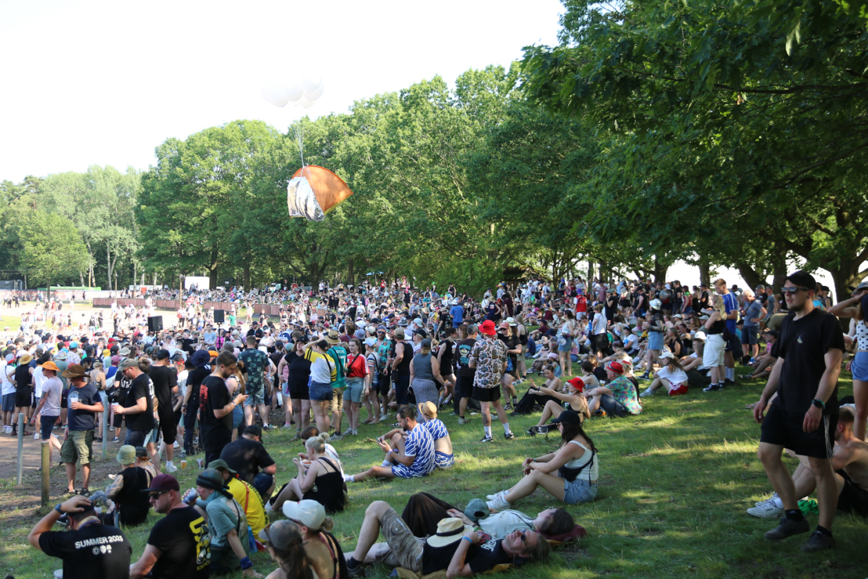 Sommer über dem Eichenring: Kraftklub, The Offspring, Donots, Yungblud u.a. feiern mit fast 80.000 Fans. – Schatten ist Leben. 